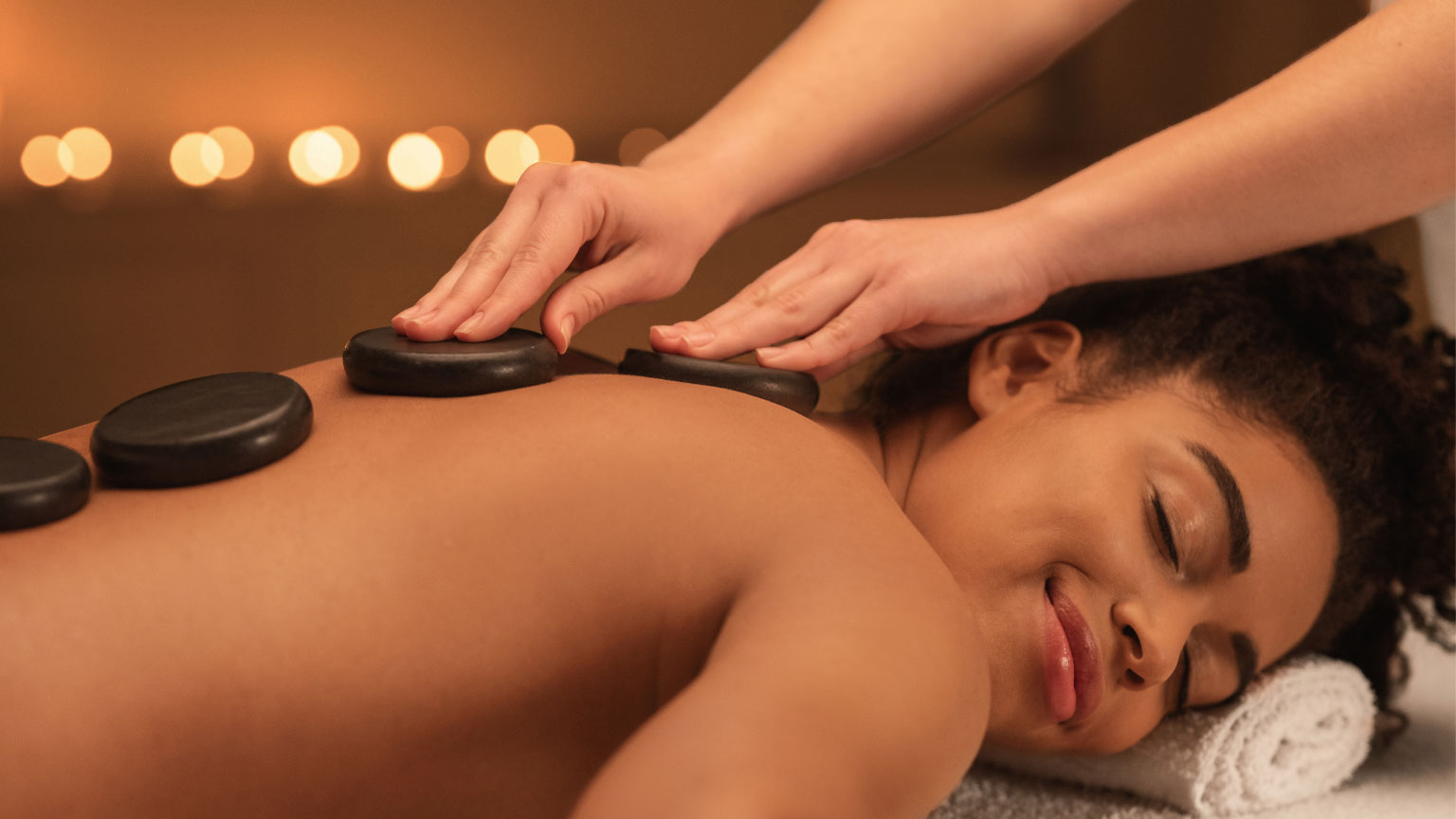 Massagem com pedras quentes