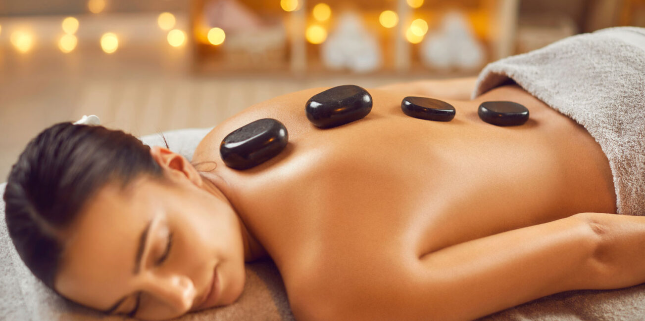 Massagem com pedras quentes para relaxamento