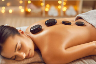 Massagem com pedras quentes para relaxamento