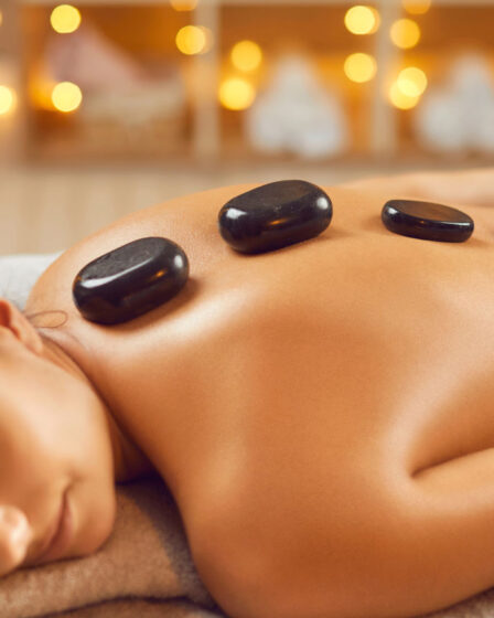 Massagem com pedras quentes para relaxamento