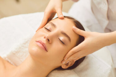 Reduza olheiras e inchaço com drenagem linfática facial