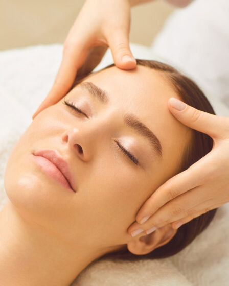 Reduza olheiras e inchaço com drenagem linfática facial