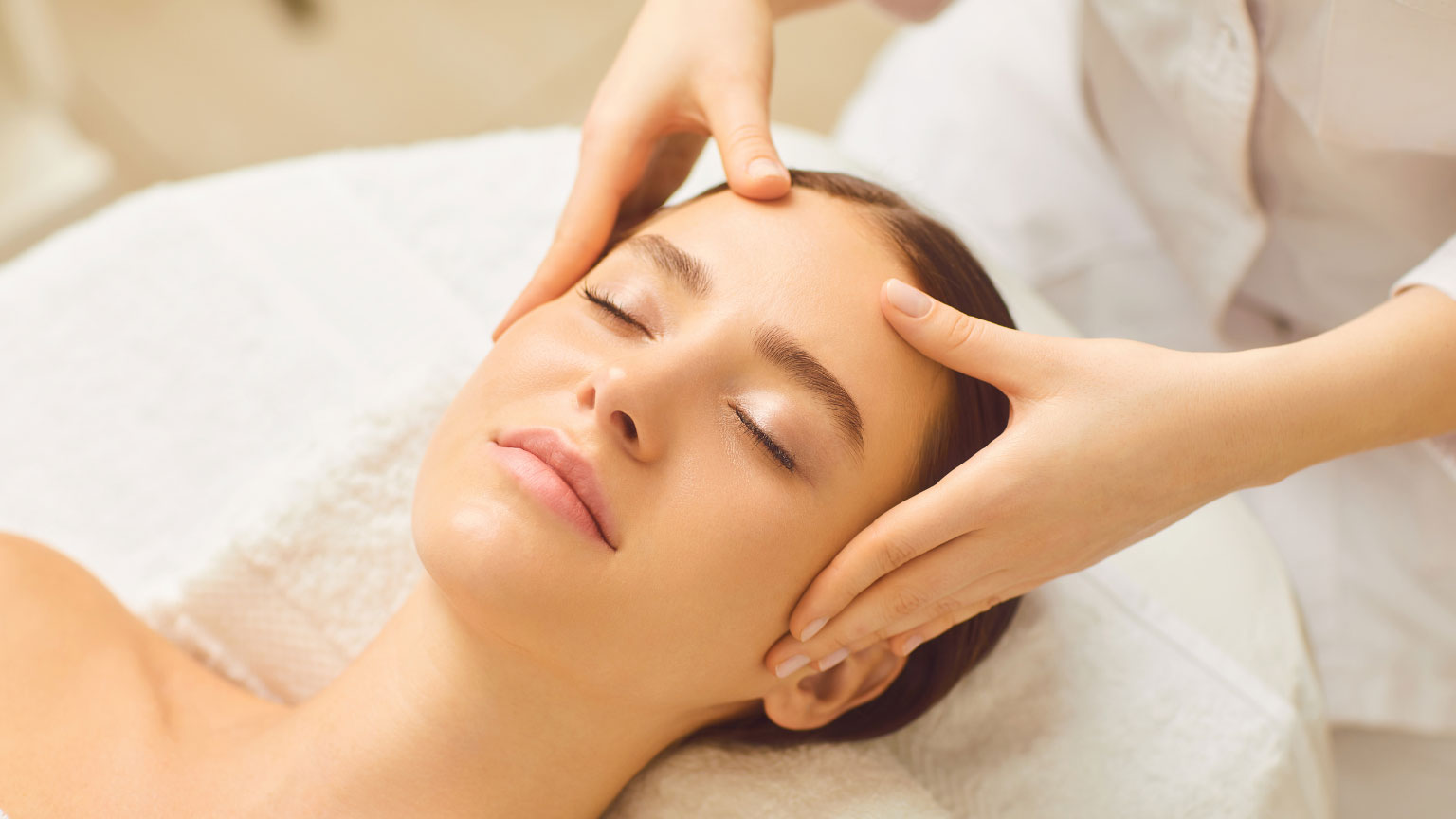 Reduza olheiras e inchaço com drenagem linfática facial