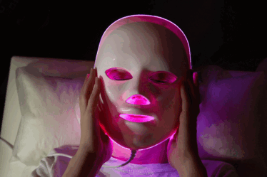 Saiba como a Iphoton Led Mask combate à acne e rugas faciais