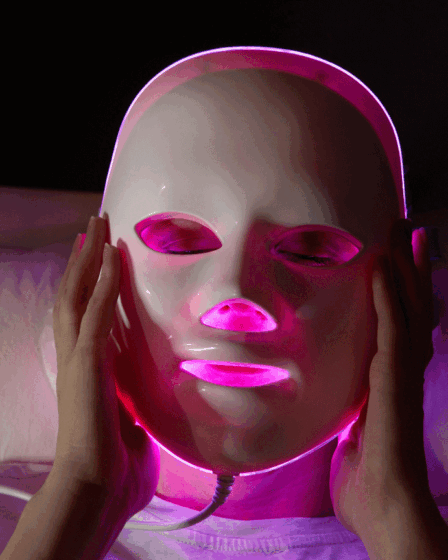 Saiba como a Iphoton Led Mask combate à acne e rugas faciais