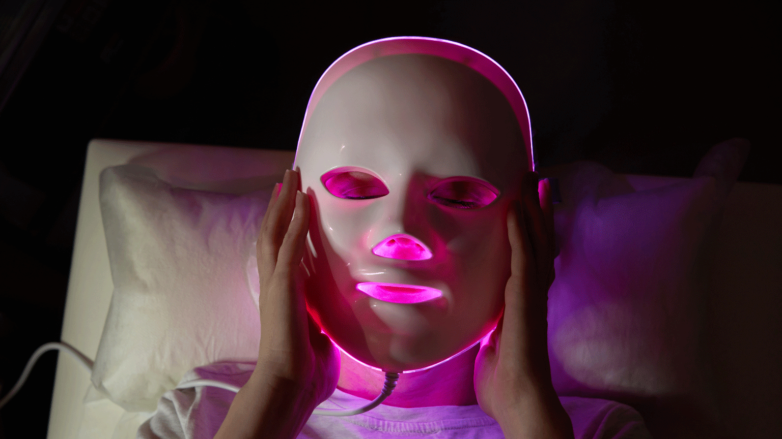 Saiba como a Iphoton Led Mask combate à acne e rugas faciais