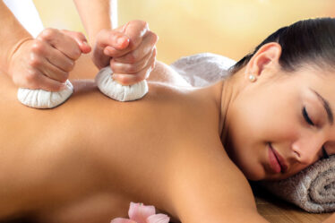 Massagem com pindas chinesas