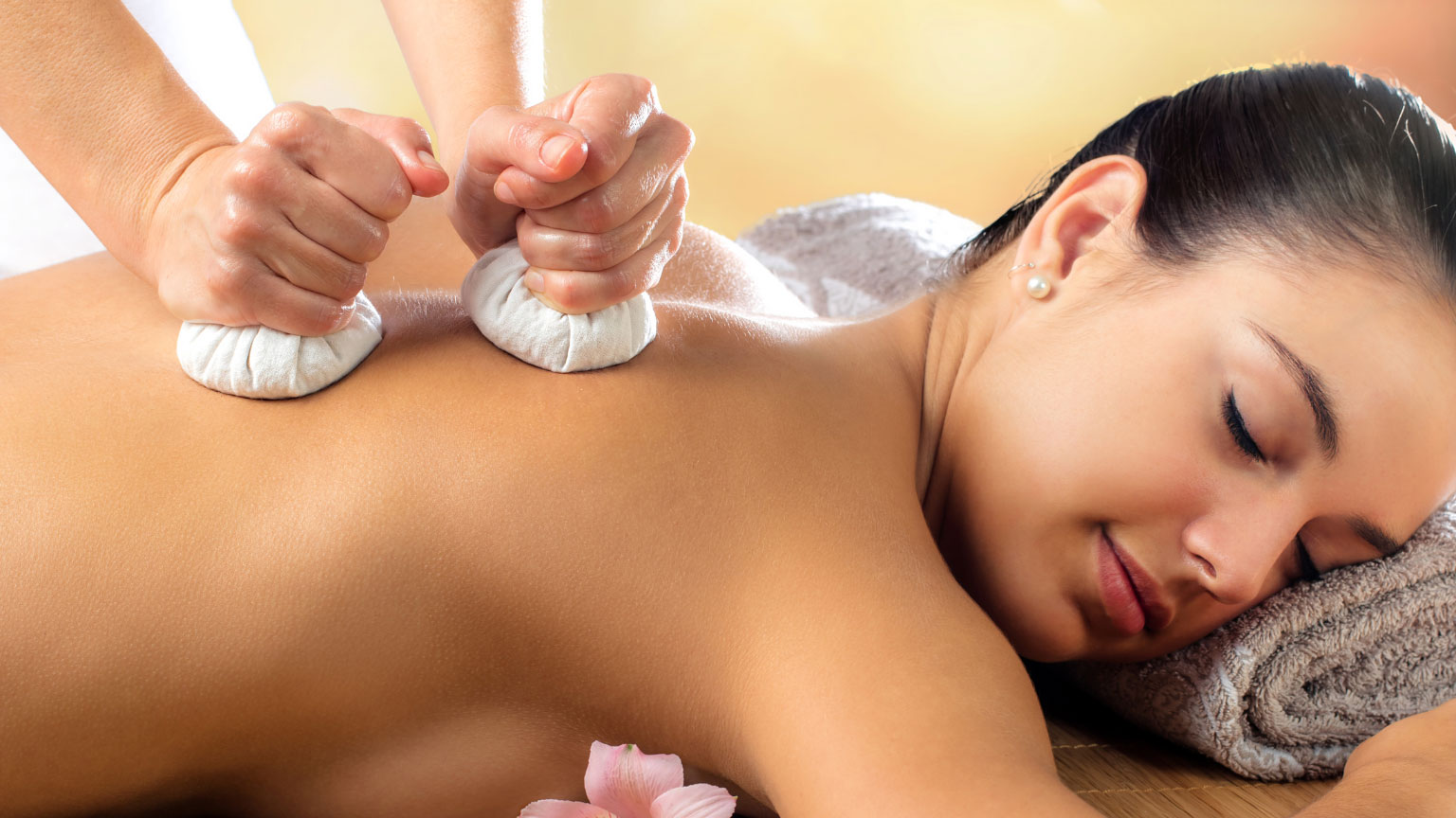 Massagem com pindas chinesas