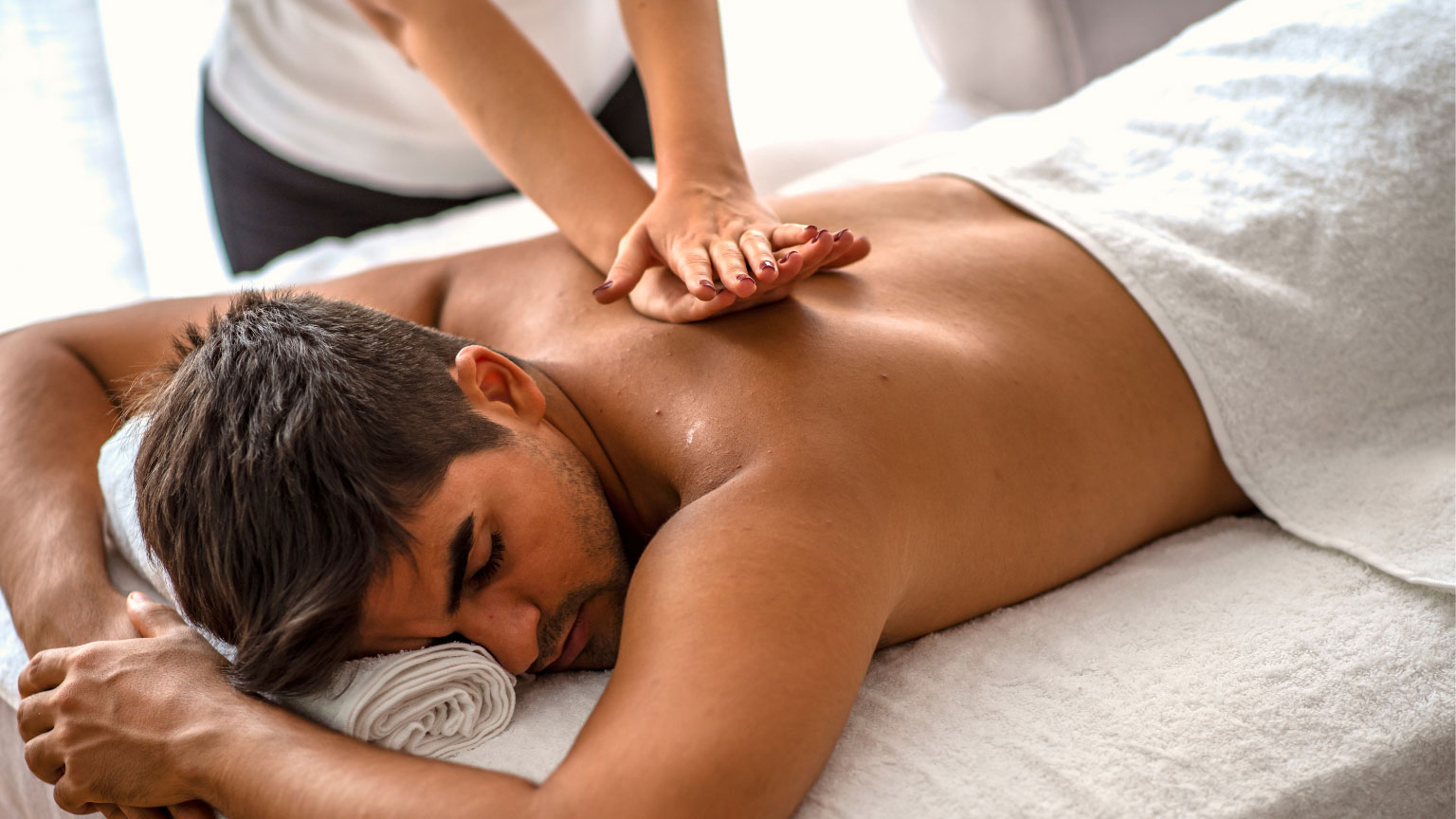 Saiba como a massagem desportiva melhora seu rendimento