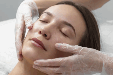 Saiba como peeling superficial clareia manchas e uniformiza pele