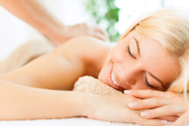 Massagem estética ou relaxante: saiba como essa escolha muda o resultado do seu cuidado