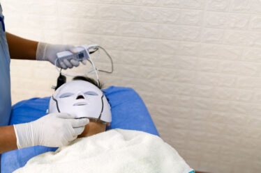 Está buscando uma pele mais jovem, uniforme e sem acne? Descubra os benefícios da fototerapia com led