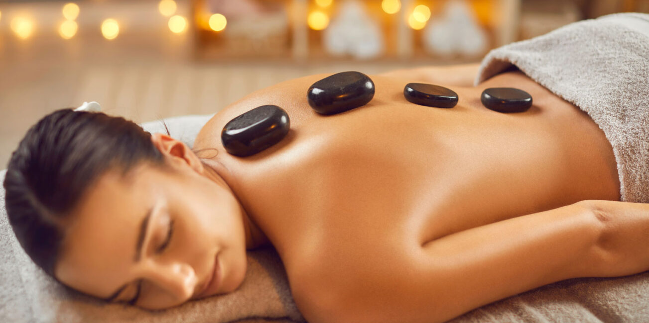 Saiba por que a massagem de pedras quentes é indispensável no inverno