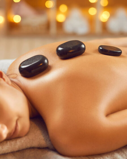 Saiba por que a massagem de pedras quentes é indispensável no inverno