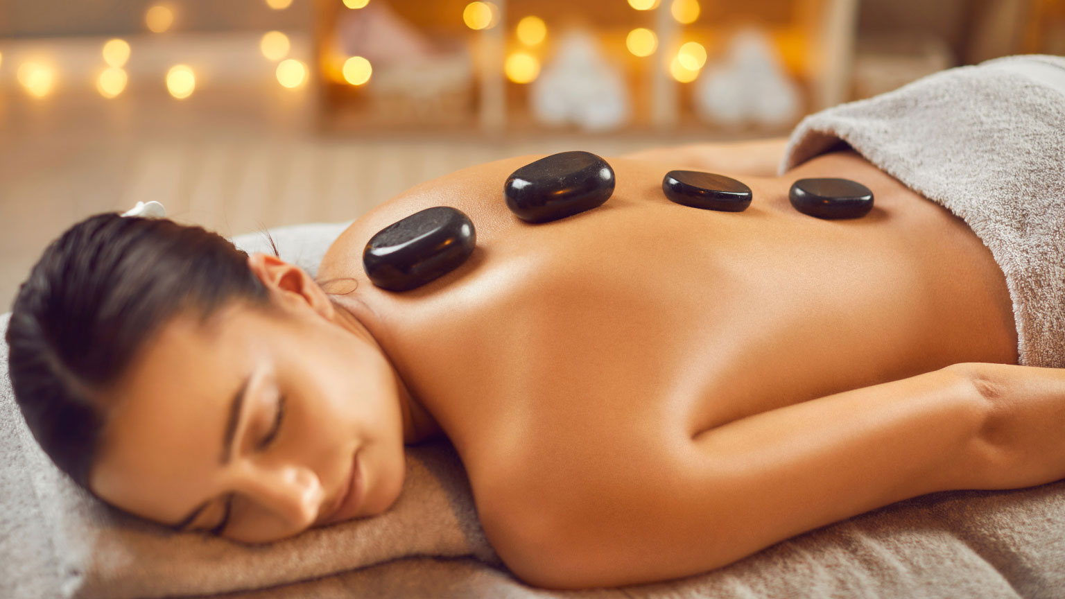 Saiba por que a massagem de pedras quentes é indispensável no inverno