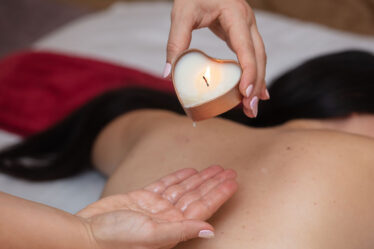 Candle massage: o ritual que une relaxamento profundo e cuidado com a pele