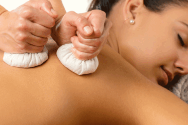 Relaxamento e conforto corporal: conheça a massagem com pindas chinesas