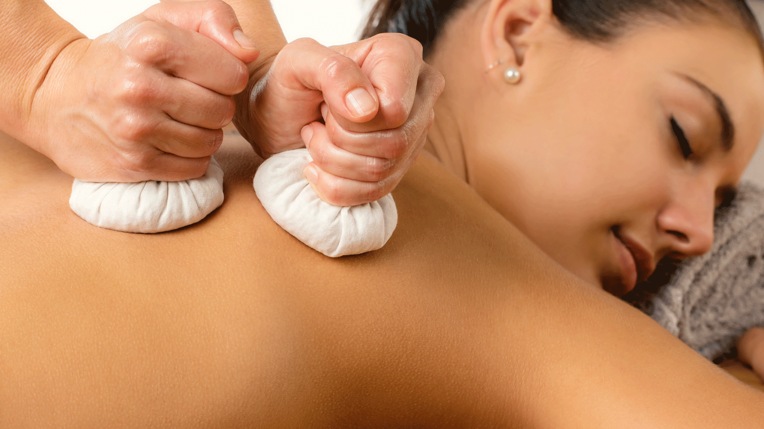 Relaxamento e conforto corporal: conheça a massagem com pindas chinesas